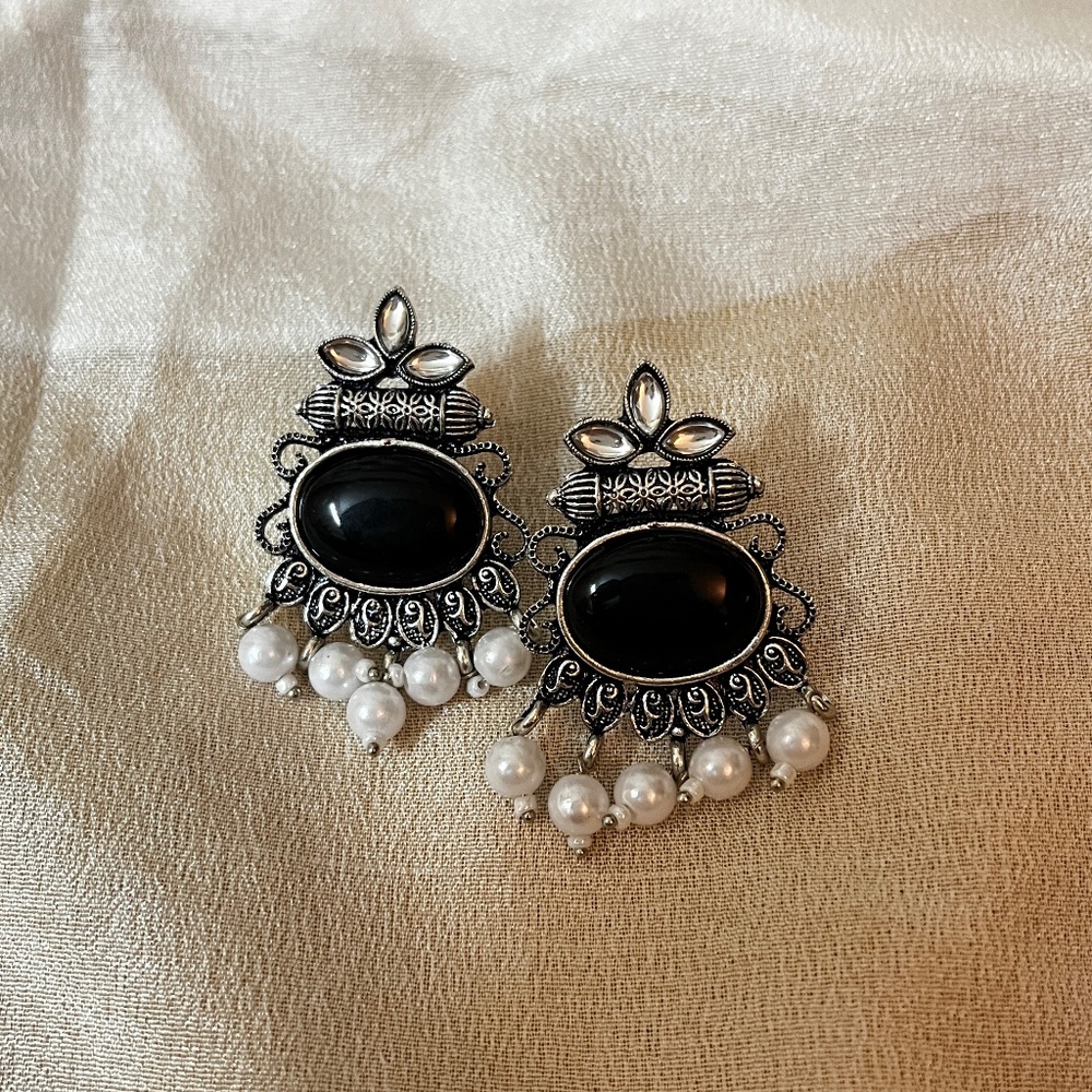 Silver Black Earnings with pearls